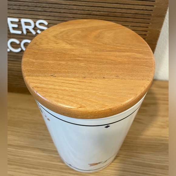 Gorham Ariana 8.25" Ceramic Canister with sealing wooden lid EVUC - Picture 3 of 8